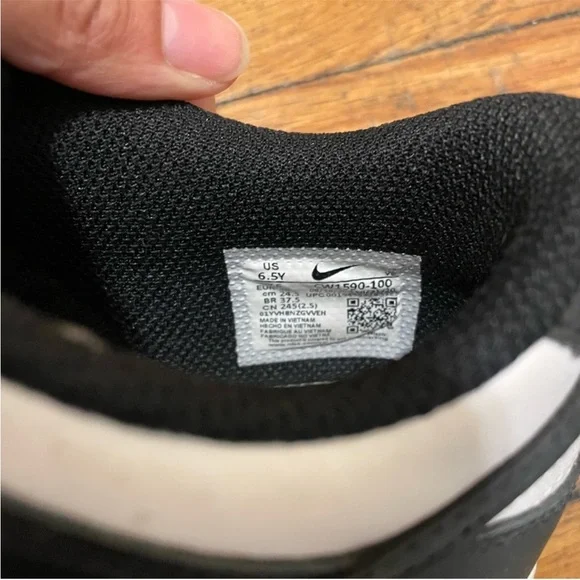 Nike Panda Dunk Low - Picture 2 of 5